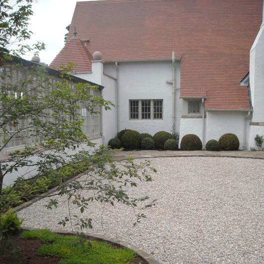 Arts and crafts house courtyard